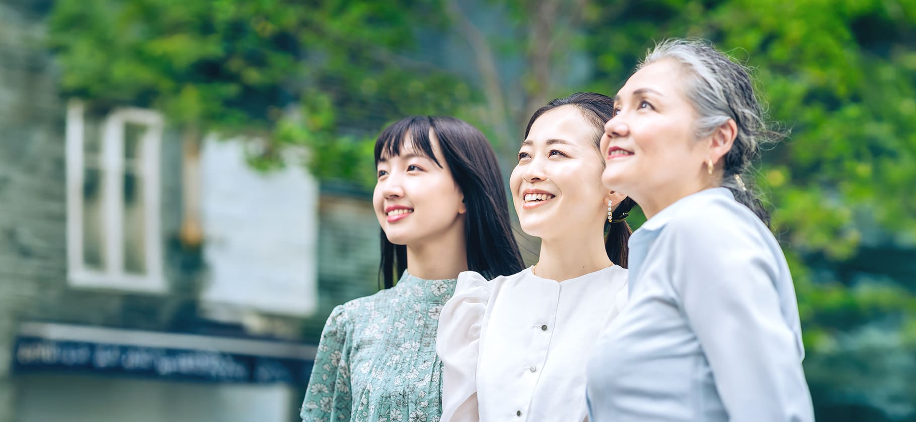 各世代の女性の写真
